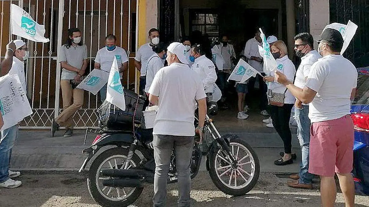 Personas en meeting de campaña política